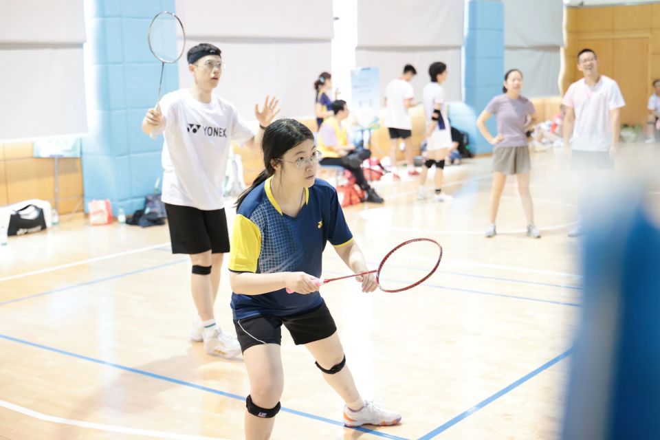 们活跃的身, 与到羽毛球, https